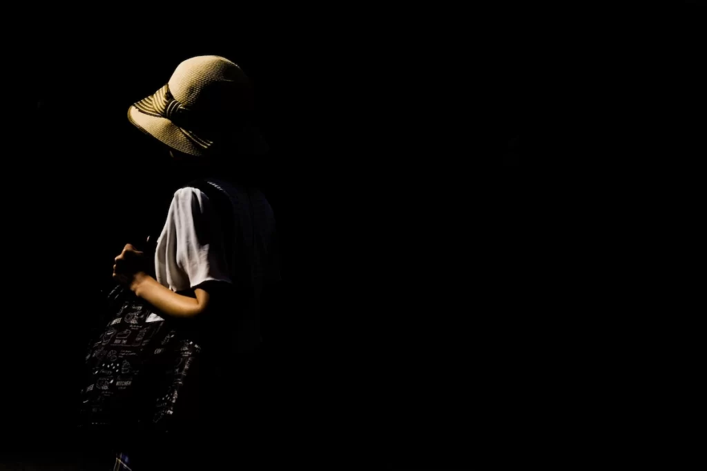 Faceless è un progetto di Street Photography di Raffaele Izzo