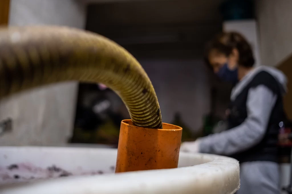 Tubo del macchinario per la produzione di vino.