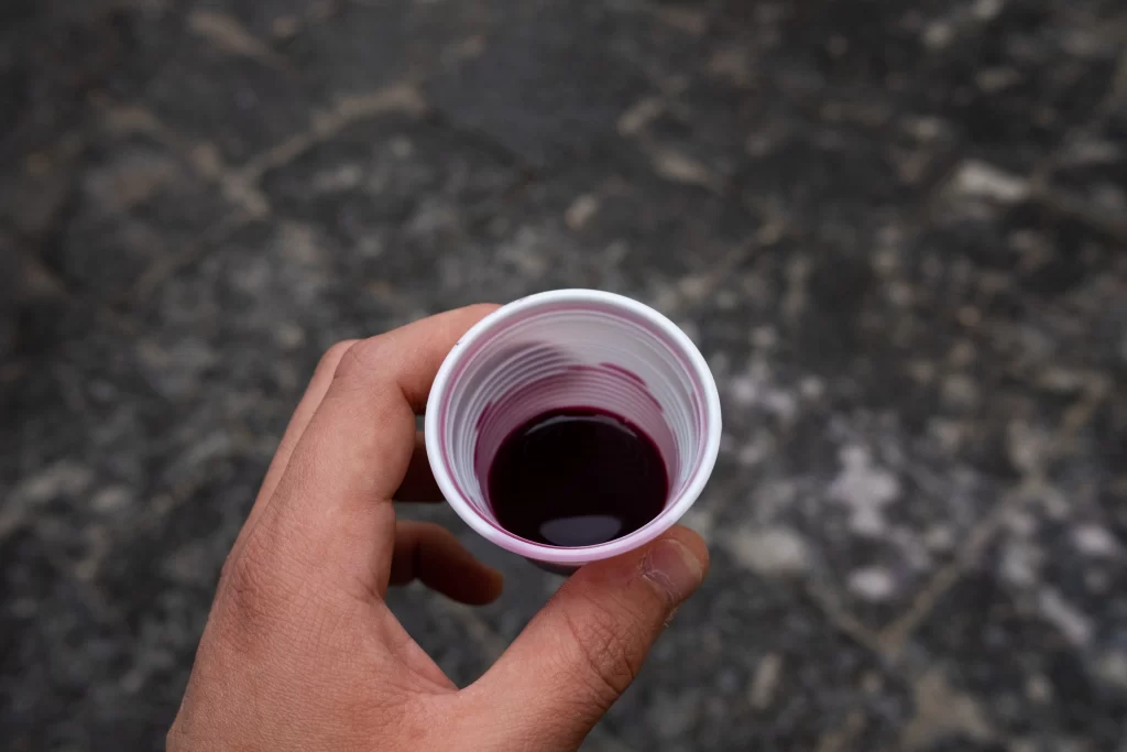 Prova del primo bicchiere di vino dopo la produzione